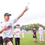 steven kwan throwing baseball